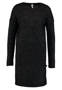 Zwarte gebreide jurk met lange mouwen, een ronde halslijn en geribbelde zoom. De gestructureerde draad creëert een subtiel patroon over de hele jurk.