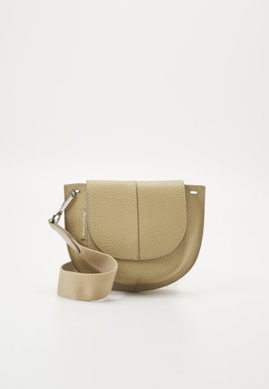 Lille beige læder crossbody taske med afrundet klap og bredt stofrem mod hvid baggrund.