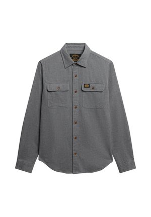 Camicia grigia a maniche lunghe realizzata in tessuto strutturato, con chiusura a bottone sul davanti, due tasche sul petto e un'etichetta nera sulla tasca sinistra.