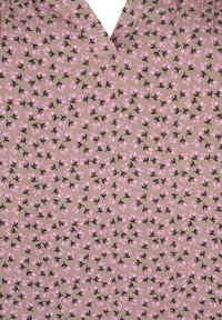 Floraler Stoff mit einem beigen Hintergrund, der pinke Blumen und schwarze Blätter zeigt. Das Material scheint leicht und hat eine weiche Textur.