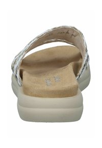 Weiße geflochtene Sandalen mit einer weichen Suede-Decksohle und einer leicht gefärbten, konturierten Sohle. Offenes Design hinten für ein einfaches An- und Ausziehen.