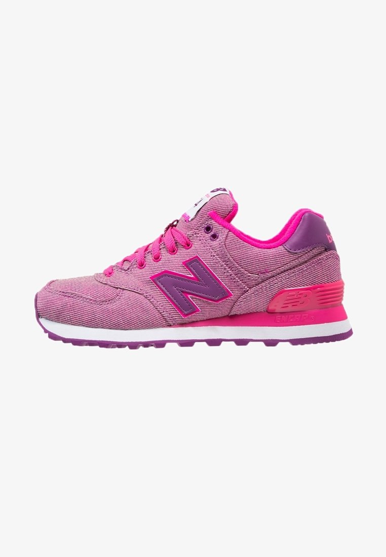 Baskets New Balance roses et violettes avec texture en tissu, lacets, talon rembourré et semelle blanche et violette vues de profil.