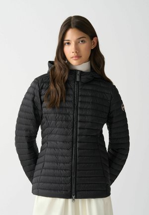Giubbotto imbottito nero con cappuccio, caratterizzato da un design trapuntato, chiusura frontale con zip e un discreto logo sulla manica. Tessuto testurizzato.