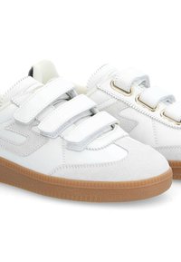 Baskets blanches avec des bandes auto-agrippantes, tige en daim et cuir synthétique, semelle en caoutchouc texturé et coutures décoratives sur le côté.