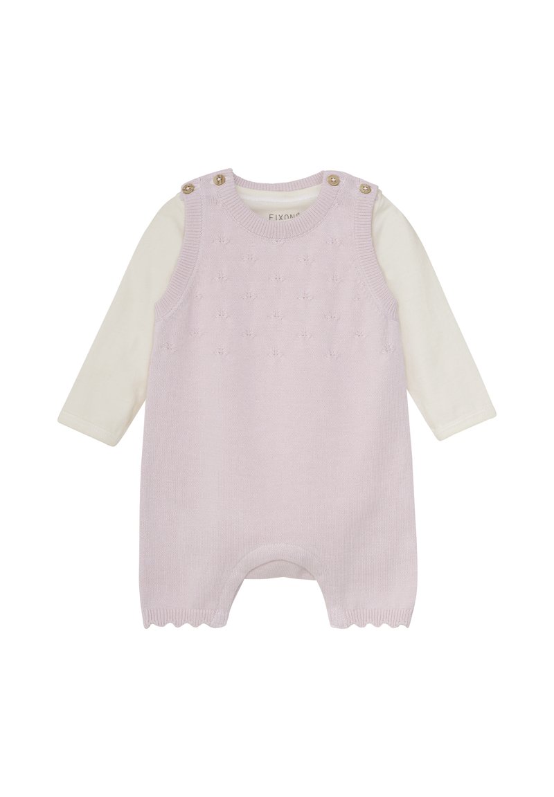 Stickad babyoveralls i ljus lavendel, med ett strukturerat mönster, vågig nederkant och en beige långärmad skjorta med knapppdetaljer vid axlarna.