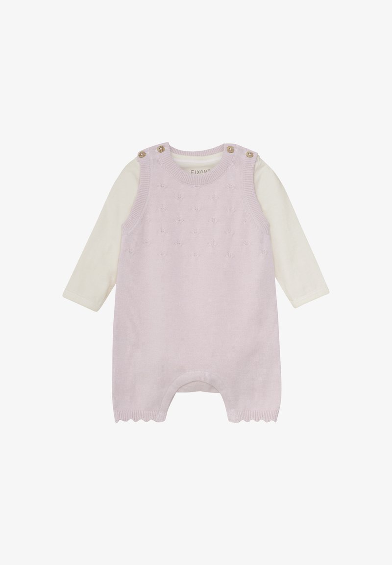 Strikket babyoverall i lys lavendel med et struktureret mønster, bølgede kanter og en cremefarvet langærmet skjorte med knapdetaljer ved skuldrene.