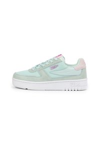 Sneaker verde menta chiaro con tomaia in suede e rete, suola in gomma bianca, dettagli rosa sul tallone e cuciture tonali. Marchio Fila sul lato.