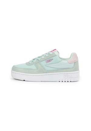 Sneaker verde menta chiaro con tomaia in suede e rete, suola in gomma bianca, dettagli rosa sul tallone e cuciture tonali. Marchio Fila sul lato.