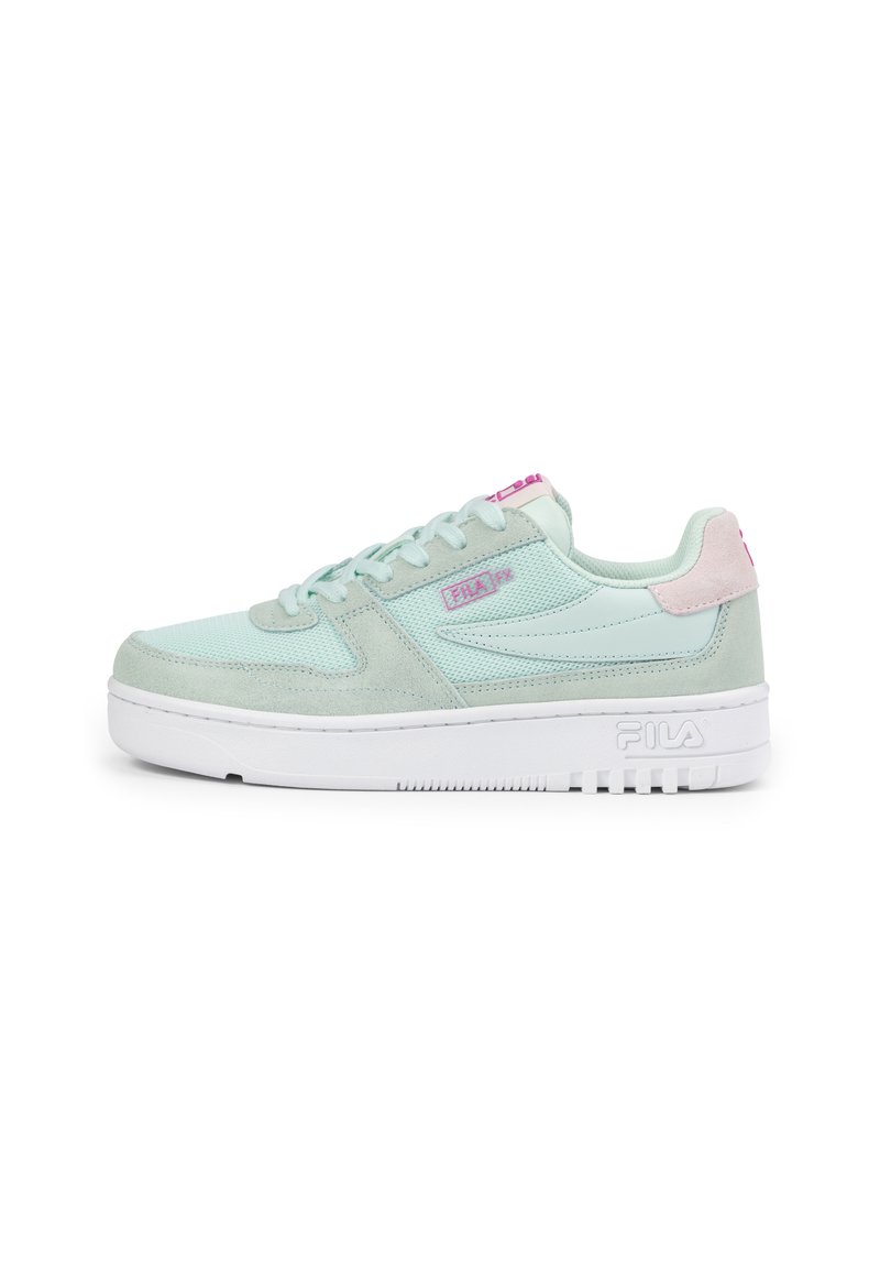 Sneaker verde menta chiaro con tomaia in suede e rete, suola in gomma bianca, dettagli rosa sul tallone e cuciture tonali. Marchio Fila sul lato.