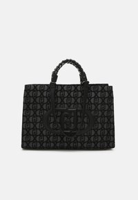 Borsa tote nera con manici intrecciati, caratterizzata da un tessuto testurizzato coperto da un motivo a logo ripetuto. Accento centrale del logo in nero.