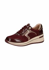 Scarpa atletica bordeaux realizzata in un mix di pelle scamosciata e pelle verniciata, con una cerniera metallica dorata e una suola a zeppa testurizzata.