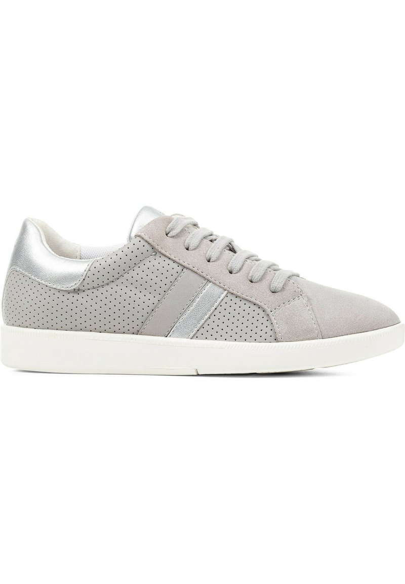 Graue Wildleder-Sneaker mit Perforationen, silbernen Akzenten und einer weißen Gummisohle. Klassisches Schnürdesign mit niedrigem Profil.
