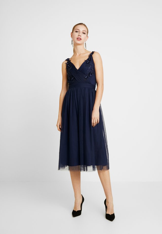 A ROSETTE MIDI PROM DRESS WITH FLORAL AND FAU - Sukienka koktajlowa - navy