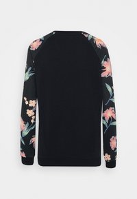 Sweatshirt nero con maniche a fantasia floreale, caratterizzate da fiori rosa e verdi; polsini e scollatura a costine; texture morbida.