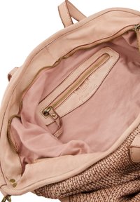 Lichtroze leren handtas met geweven textuur, interieur bevat een enkele ritsvak en een gladde voering. Metalen hardware in goudkleur.