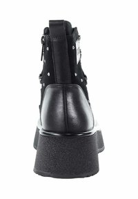 Czarne botki na kostkę z teksturowanej zamszowej cholewki, z platformą i detalami z ćwiekami. Posiadają błyszczący czarny skórzany obcas i zamek błyskawiczny z tyłu.