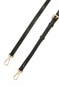Czarny skórzany pasek o fakturowanym wykończeniu, z dwoma klamrami w kolorze złotym na każdym końcu oraz regulowanymi detalami z klamrą.