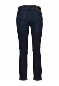 Jean en denim bleu foncé avec poches arrière, passants de ceinture et une étiquette de marque en cuir sur la taille, présentant des ourlets légèrement effilochés.