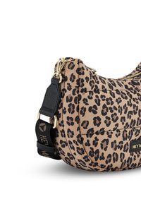 Braune Leopardenmuster-Umhängetasche mit schwarzem verstellbarem Tragegurt und goldfarbener Hardware, ausgestattet mit einem Front-Logo-Patch und einem Reißverschluss.