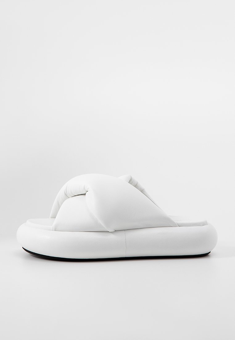 J.W. Anderson Muiltjes met hak wit