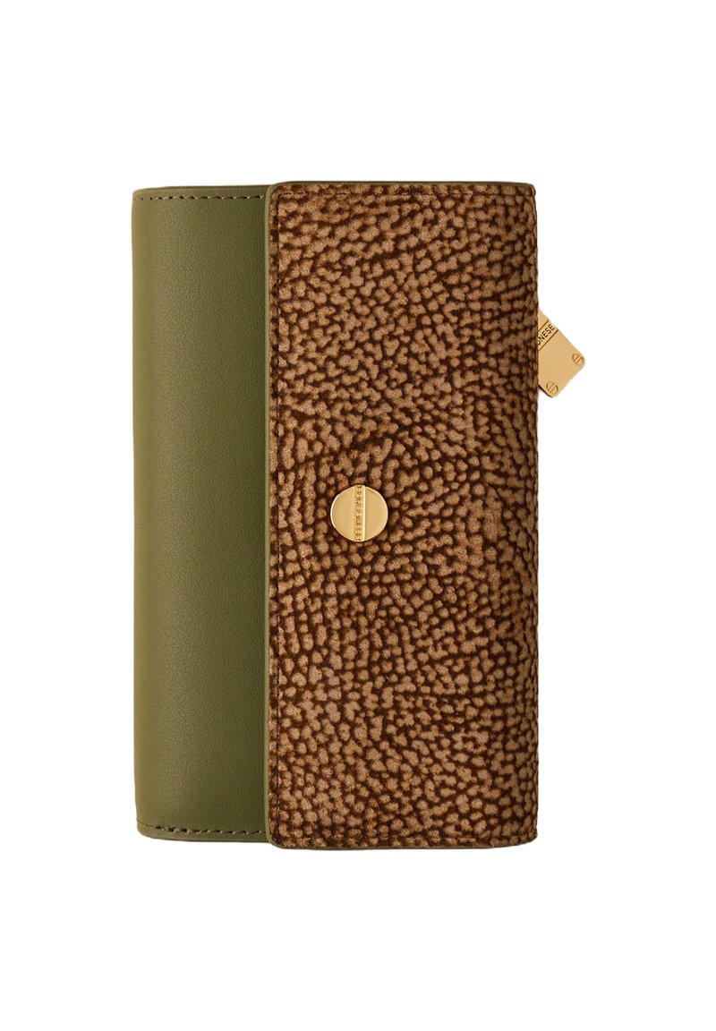 Portefeuille texturé vert olive et marron avec fermoir circulaire doré et petite étiquette beige sur fond blanc.
