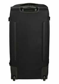 Svart resväska med ett strukturerat tygutsidan, två vertikala sidoremsor, ett handtag upptill och fyra hjul för mobilitet.