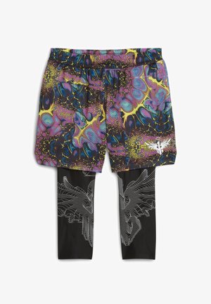 Heren sportshorts met een kleurrijk abstract patroon over zwarte leggings met witte geometrische vleugelontwerpen en een wit vleugelachtig logo op de shorts.