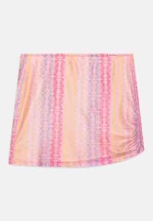 Jupe légère en dégradé rose avec un motif de logo répété en violet et jaune, présentant une texture douce et des bords d'ourlet arrondis.
