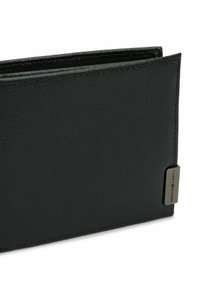 Schwarze Lederbörse mit strukturiertem Oberflächen, ausgestattet mit einem Metall-Logo-Plakette und einer sauber vernähten Kante. Sie hat eine schlanke, rechteckige Form.