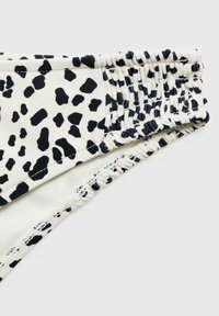 Črno-bel bikini spodnji del z motivom živali, ki ima zbrano pasnico in je izdelan iz elastičnega materiala za udobje in prileganje.