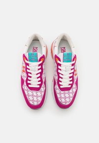 Sneakers med ovandel i vitt mesh, rosa mockadetaljer, orange detaljer, vita snören och ett zigzag-mönster. Klara, färgglada varumärkesloggor på tungan.