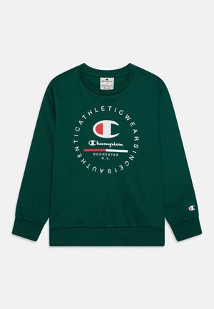 Ciemnozielona bluza Champion z długim rękawem, okrągłym dekoltem oraz okrągłym białym i czerwonym logo i tekstem "Champion Rochester N.Y." z przodu.