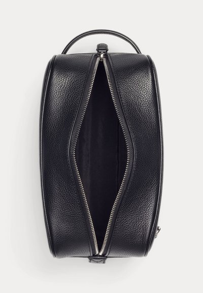 Melns graudaina ādas kosmētikas maisiņš ar sudraba rāvējslēdzēju daļēji atvērtu, rādot tukšu tumšu iekšpusi un vienu augšējo rokturi.