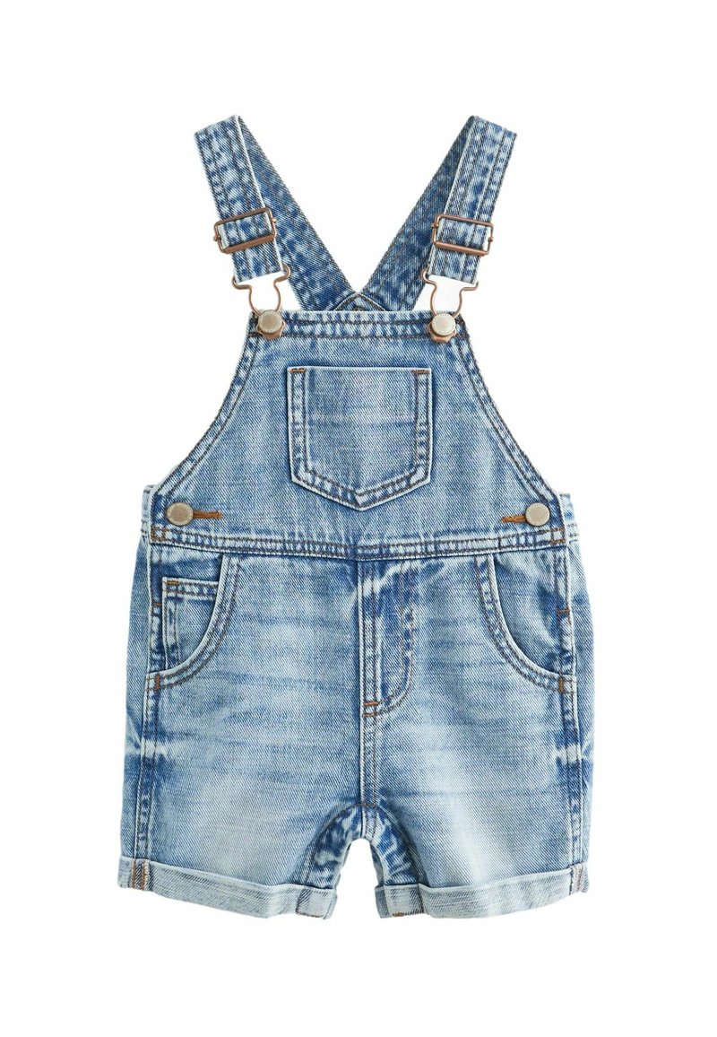 Salopette courte en denim bleu clair avec bretelles réglables, poche avant, poches latérales et ourlets roulés.