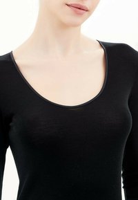 Maglietta nera a maniche lunghe con ampia scollatura a barca e design aderente, realizzata in tessuto morbido e elasticizzato con una leggera lucentezza.