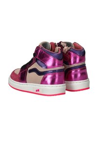 Hoge sneakers met metallic roze en paarse panelen, beige accenten, zwarte veters en witte zolen met roze profiel en logodetail.