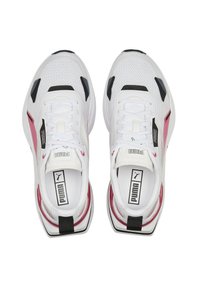 Chaussures de sport blanches en tissu mesh, avec des accents roses et noirs, fermeture à lacets et semelles amortissantes. Marquage sur la languette et le côté.