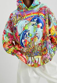 Sweat à capuche coloré avec des dauphins et des motifs floraux, orné du texte "Aloha". Confectionné en tissu doux, coupe surdimensionnée, design vibrant et graphismes attrayants.