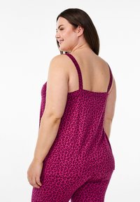 Fuchsia Leopardenmuster-Camisole mit dünnen Trägern, mit lockerer Passform und glatter Textur, aus seitlicher Perspektive gesehen.