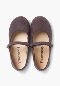 Dunkel lila Wildlederschuhe im Mary-Jane-Stil mit einer abgerundeten Zehe, einem elastischen Riemen und beigem Lederfußbett. Sie zeichnen sich durch ein einfaches Design ohne sichtbare Beschläge aus.
