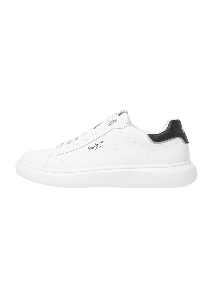 Fehér, alacsony szárú bőr sneaker, sima felülettel, fekete sarok kiemelésekkel, kerek fűzőkkel és diszkrét oldalvarrással.