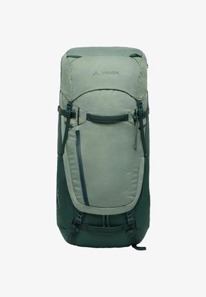 Zaino verde con tessuto testurizzato, design a carico superiore, spallacci regolabili e tasca laterale con zip. Presenta dettagli in verde scuro.