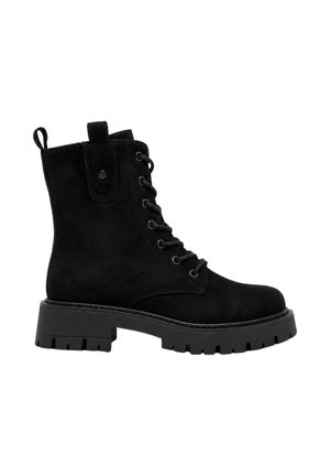 Zwarte suède veter combatboot met dikke grof profielzool en trek-lussen op de enkel en achterkant, zij-aanzicht op witte achtergrond.