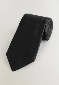 Musthave mustriga kangast kaelarihm heledal taustal, mis näitab detailselt kanga mustrit ja teravat otsa.