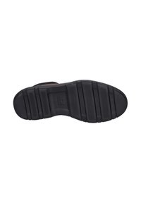Suela de zapato de goma negra con un patrón de banda de rodadura, que presenta ranuras y acentos elevados para mayor tracción. Textura suave con forma redondeada.