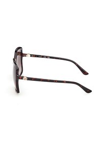 Obdélníkové sluneční brýle s želvovinovým vzorem, tmavými čočkami a zlatými zdobenými panty, zobrazené z boku na bílém pozadí.