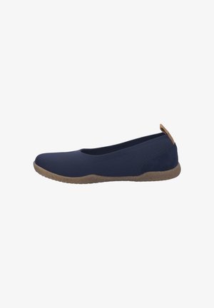 Marineblauer Slip-on-Schuh mit strukturiertem Obermaterial, braunem Zuglasche an der Ferse und hellbrauner Gummisohle mit Profil.