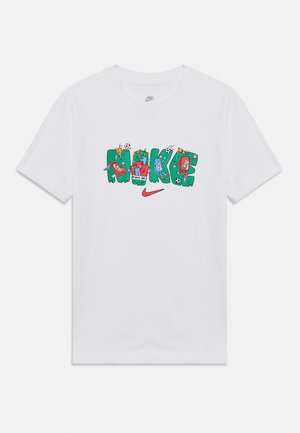 Fehér Nike póló színes "NIKE" felirattal, amely sportcipőket, focilabdákat és apró, emberalakú karokat és lábakat ábrázol.