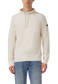 Jasnobeżowy sweter z wysokim kołnierzem i sznurkiem, z prążkowanymi mankietami i obszyciem oraz małym logo na lewym rękawie.