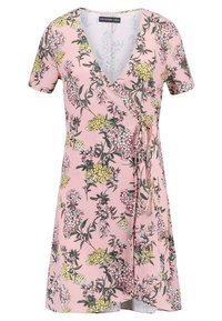 Robe portefeuille rose avec des manches courtes, motif floral avec des accents jaunes et blancs, et un détail de taille à nouer. Fabriquée en tissu léger.